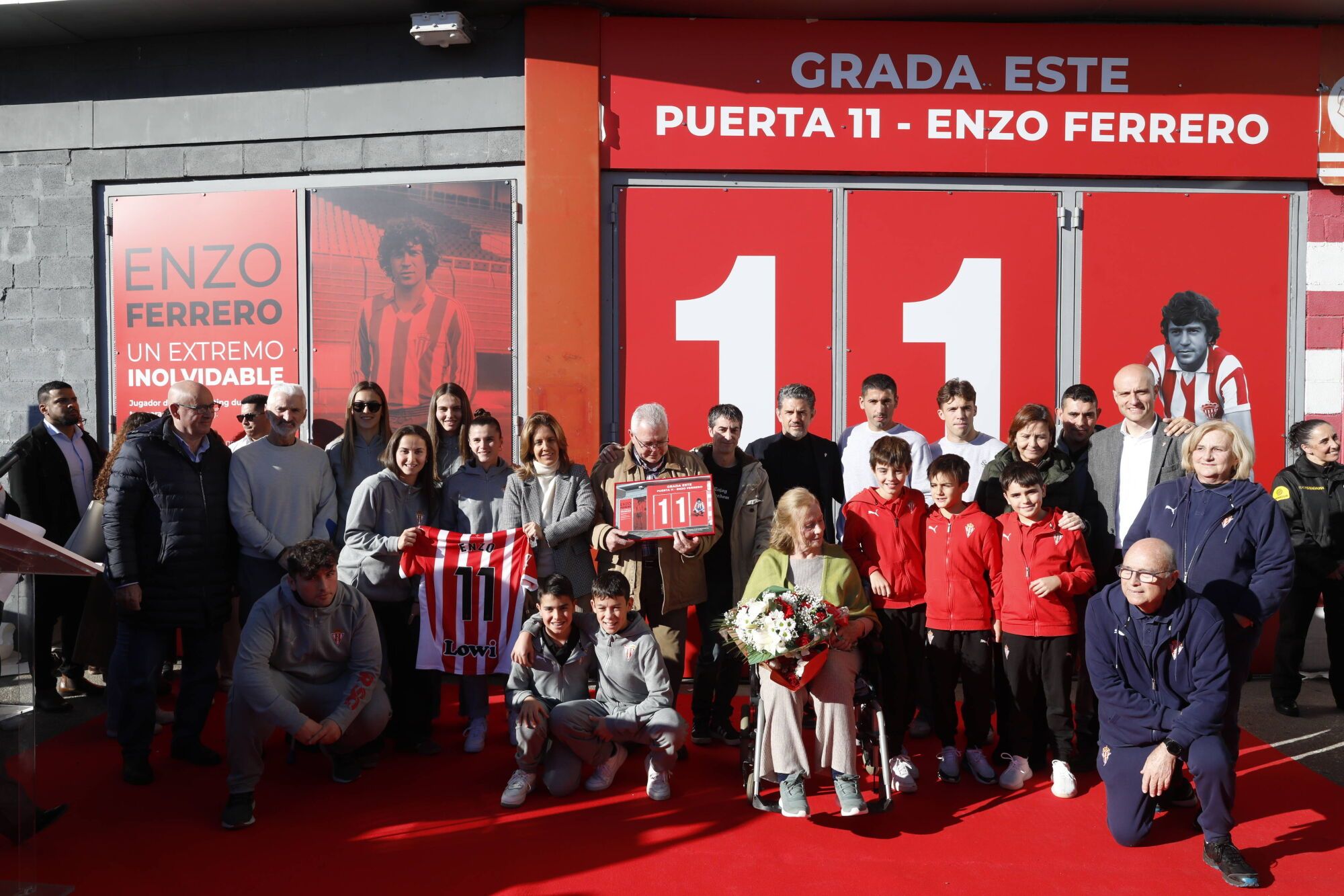 Enzo Ferrero descubre la puerta 11 de El Molinón
