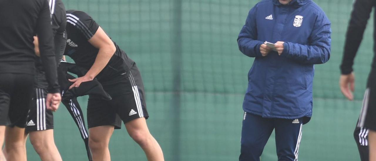 Luis Carrión, con sus notas en un entrenamiento. | FC CARTAGENA