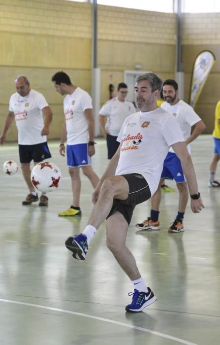 LAS PALMAS DE GRAN CANARIA. Fernando Clavijo participa junto a candidatos de la formación nacionalista y de otras fuerzas políticas en el partido de fútbol sala ?Una goleada al fracaso? organizado por el Club Deportivo Evangélico.  | 16/05/2019 | Fotógrafo: José Pérez Curbelo