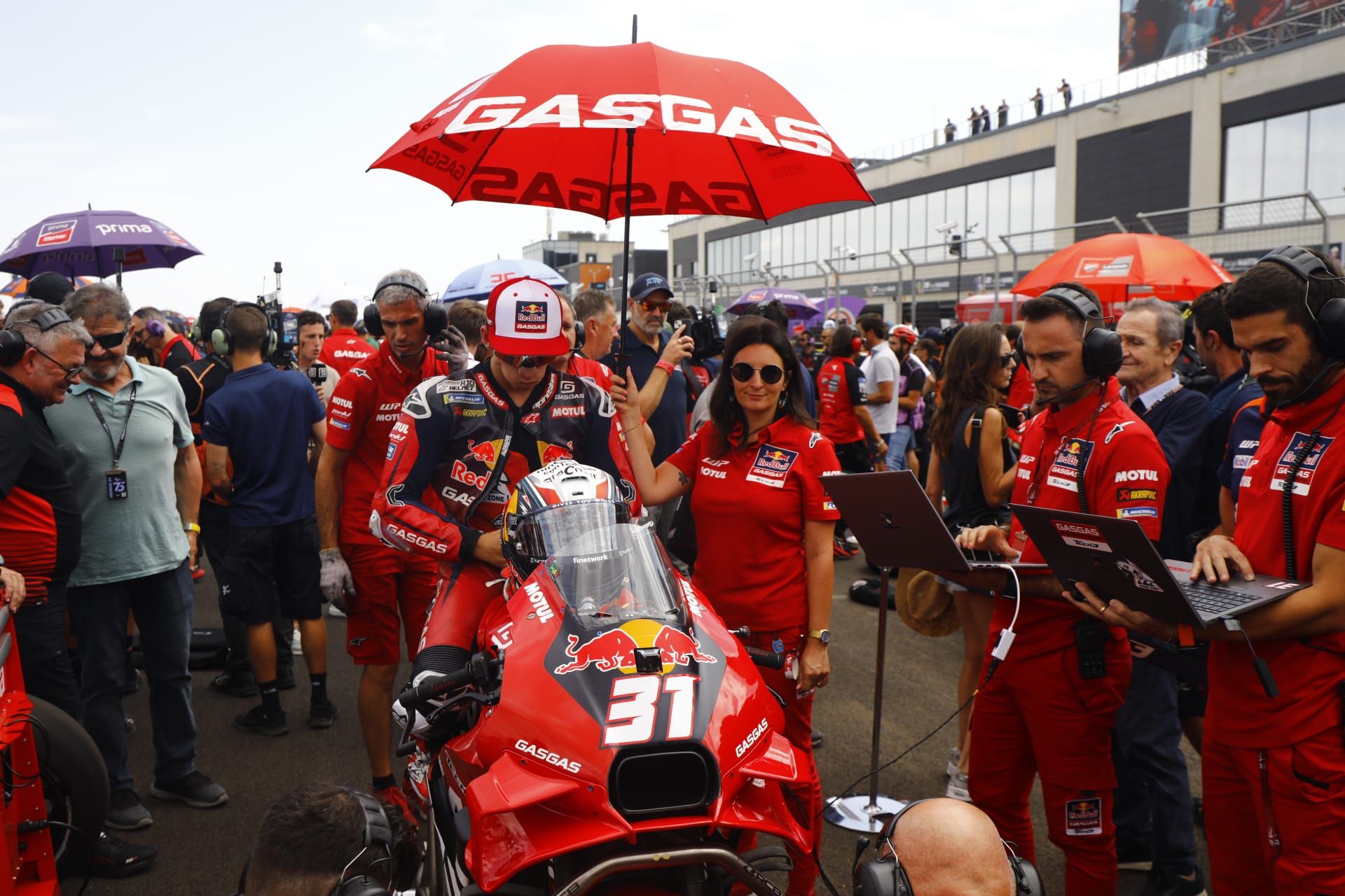 En imágenes | El público vuelve a disfrutar de los mejores motociclistas del mundo en Motorland