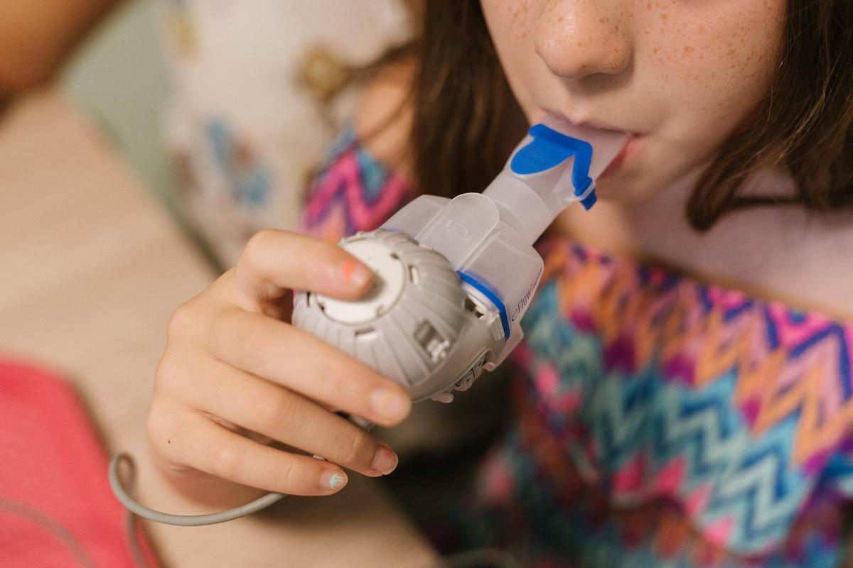 Alicia realiza la terapia inhalada para movilizar las mucosas.