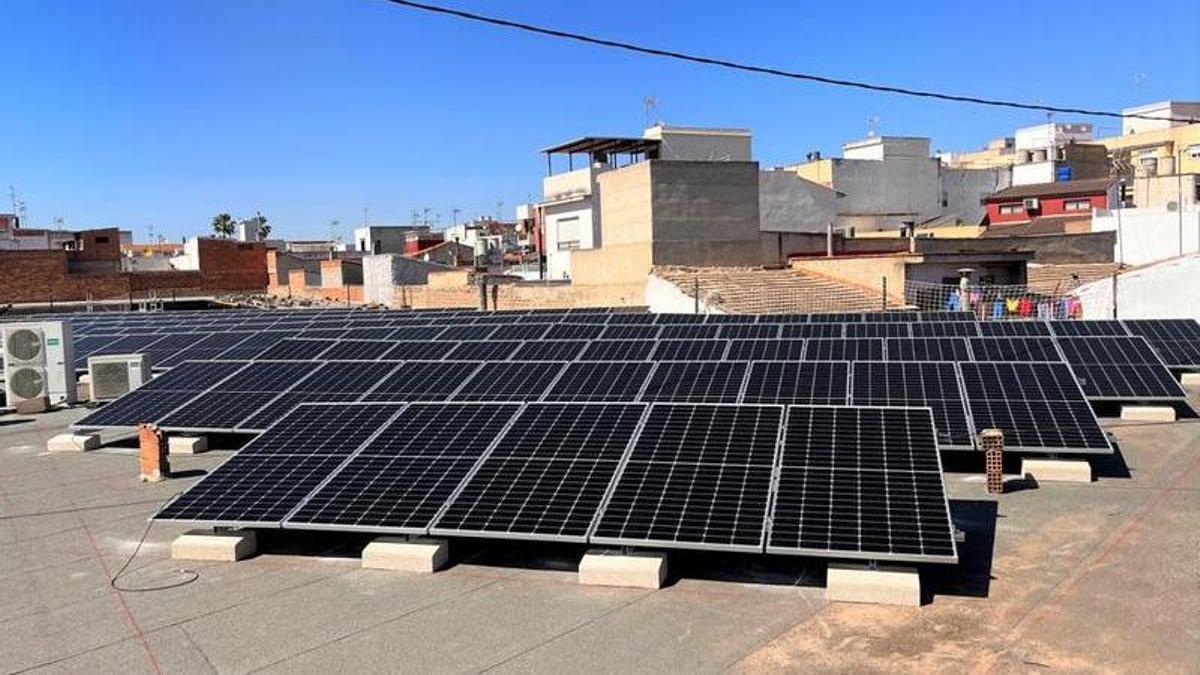 Placas solares instaladas en la cubierta de una empresa en l'Alcúdia.