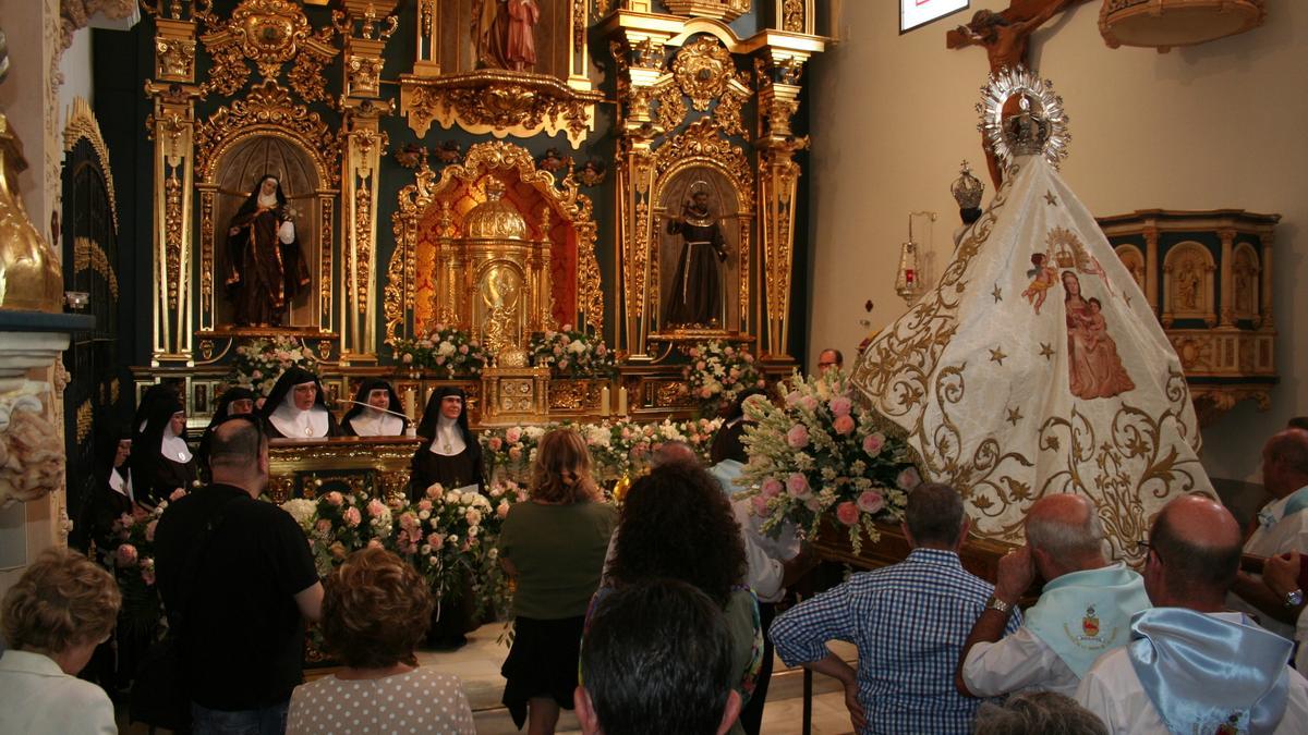 La Virgen de las Huertas se adentraba en la capilla del monasterio de clarisas mientras las monjas entonaban un cántico de bienvenida.