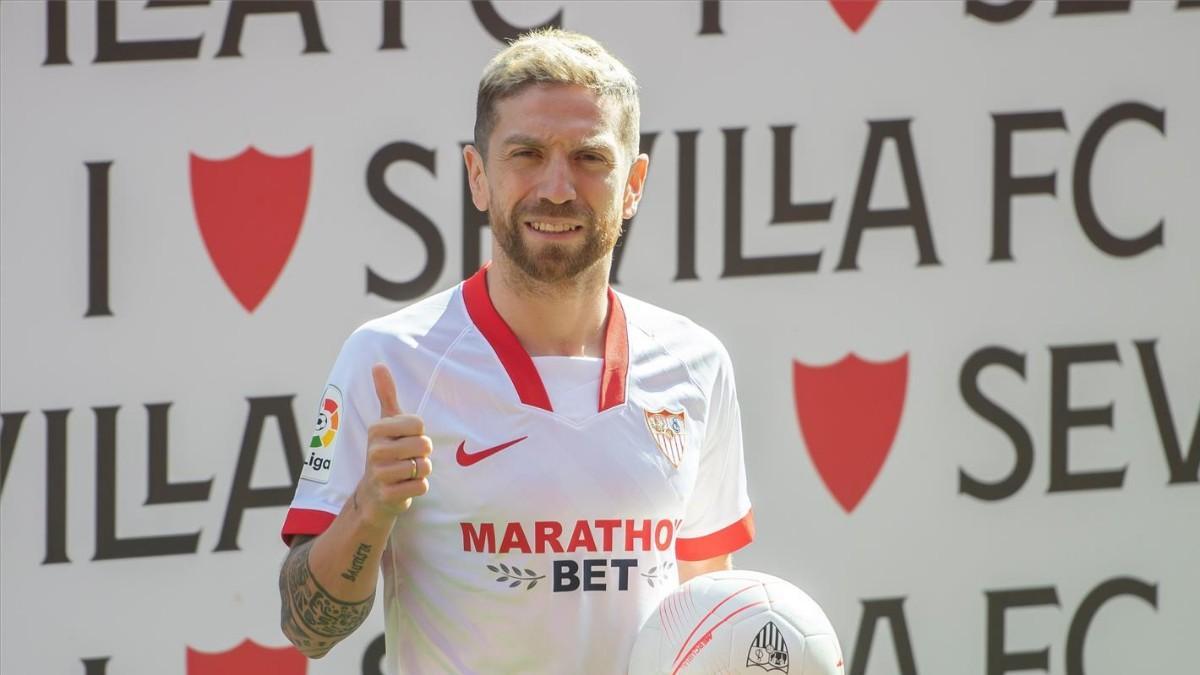 El Papu el día de su presentación con el Sevilla.