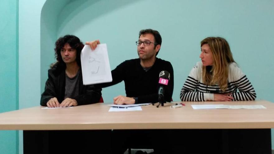 Carles Grimalt (Volem), el exalcalde Miquel Oliver (Més-Esquerra) y Amanda Fernández (PSOE) denunciando con papeles.