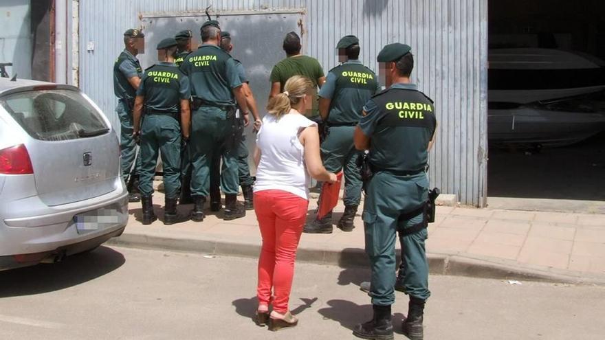 Un grupo de agentes de la Guardia Civil en el momento de entrar en el establecimiento.