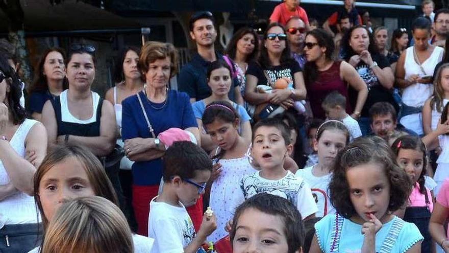 Asistentes al espectáculo celebrado en la plaza del Teucro. // R. V.