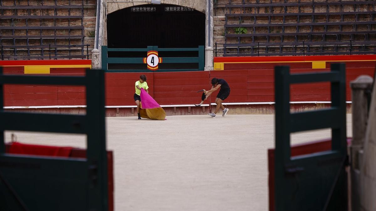 Un joven de la Escuela Taurina de València sueña un lance en la plaza de toros, cerrada hasta las Fallas del 2026.