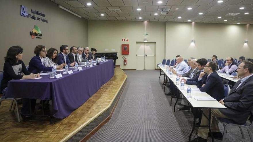 Los responsables políticos y los hoteleros de la Platja de Palma en la reunión celebrada ayer.