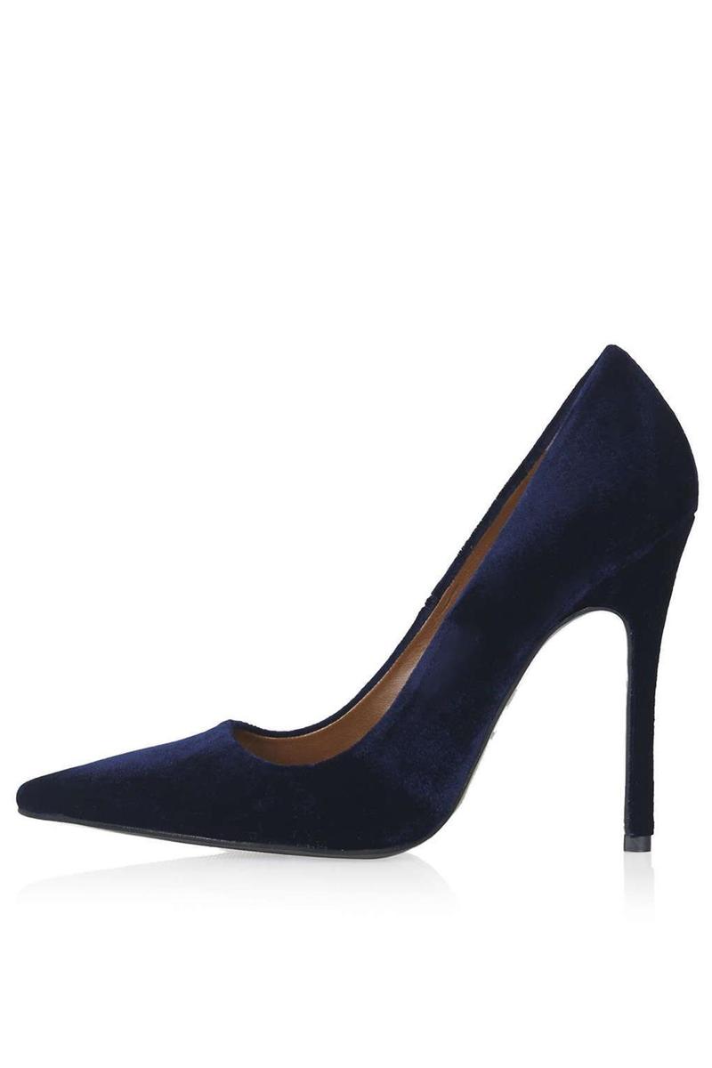 Zapatos de tacón de terciopelo en color azul de Topshop (46€)