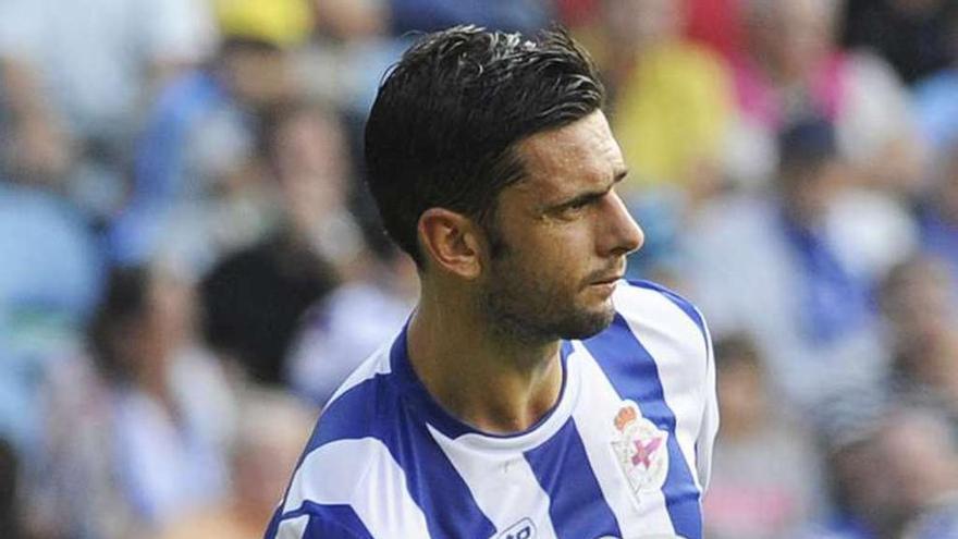 Hélder Postiga se lleva la mano al muslo el pasado domingo en Riazor. c. p.