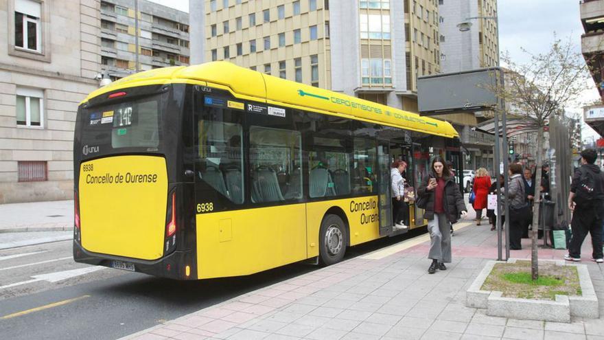Un bus urbano en la parada de San Lázaro| I ñaki Osorio