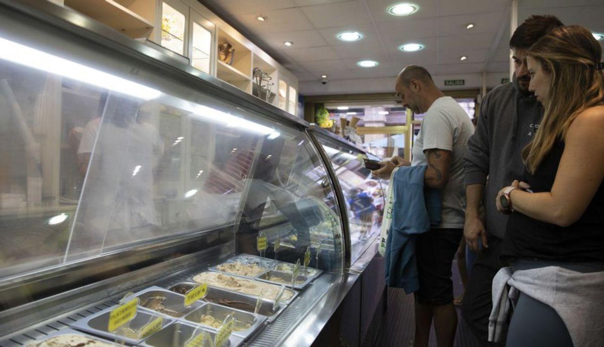 Clientes en la heladería en Oviedo