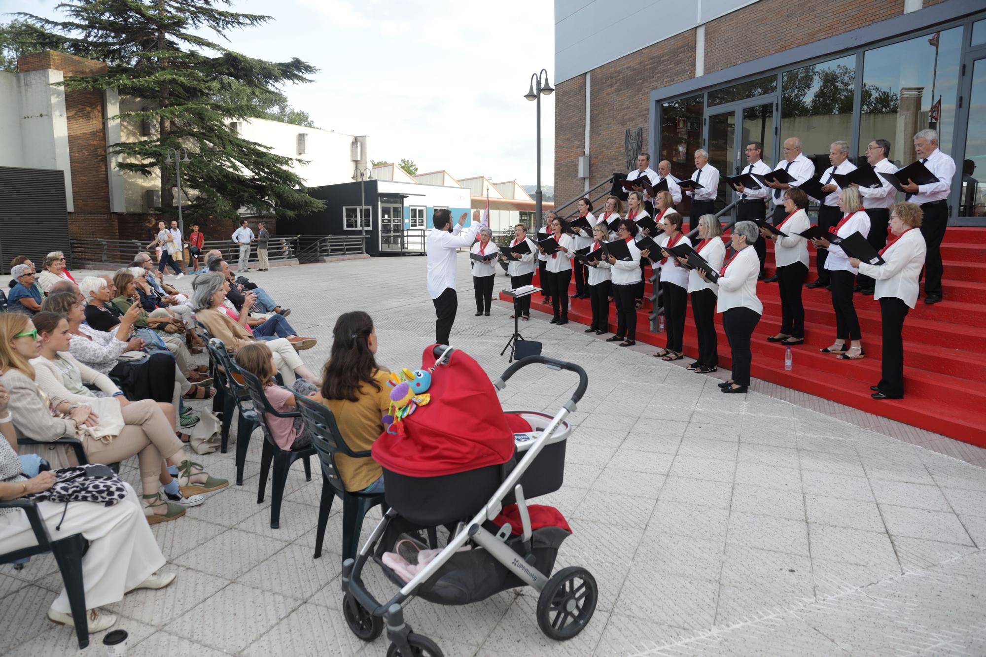 En imágenes: El Grupo Covadonga despide sus fiestas con homenajes