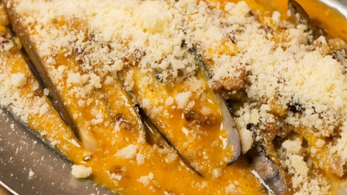 Navajas de anzuelo a la carbonara con queso manchego añejo, guancciale y yema de huevo con leche de coco en restaurante Marciano.