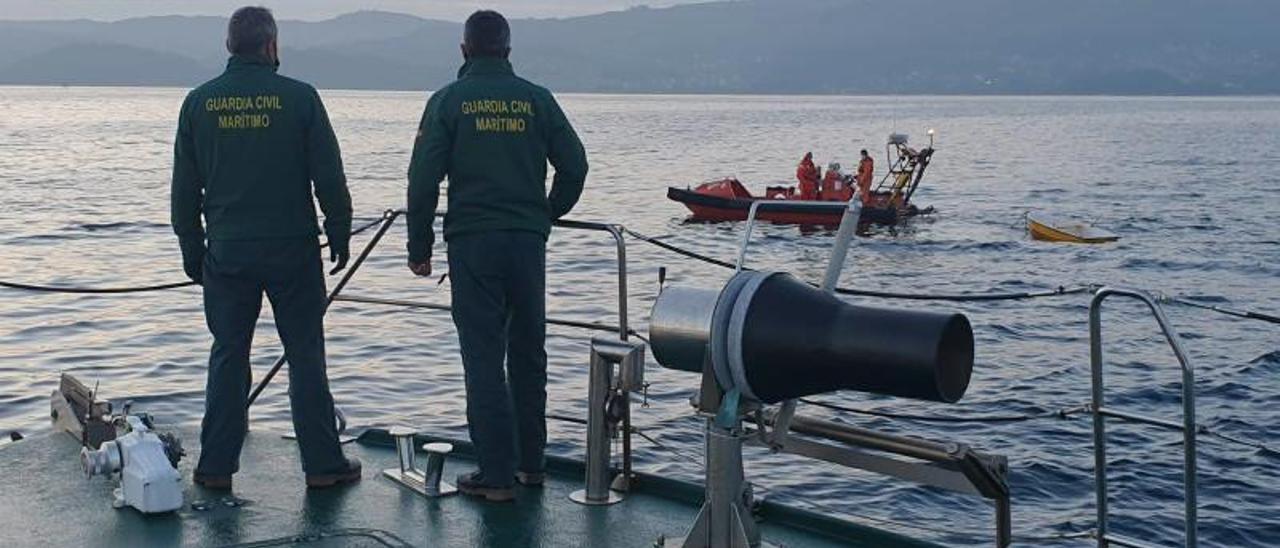 La Guardia Civil vigila como los Gardacostas remolcan el bote accidentado en Cabo Udra. |   // G.C.