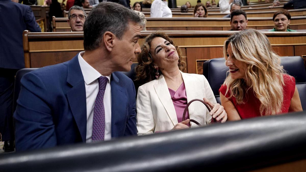 Pedro Sánchez, María Jesús Montero y Yolanda Díaz antes de empezar la sesión de control al Gobierno en el Congreso de los Diputados.