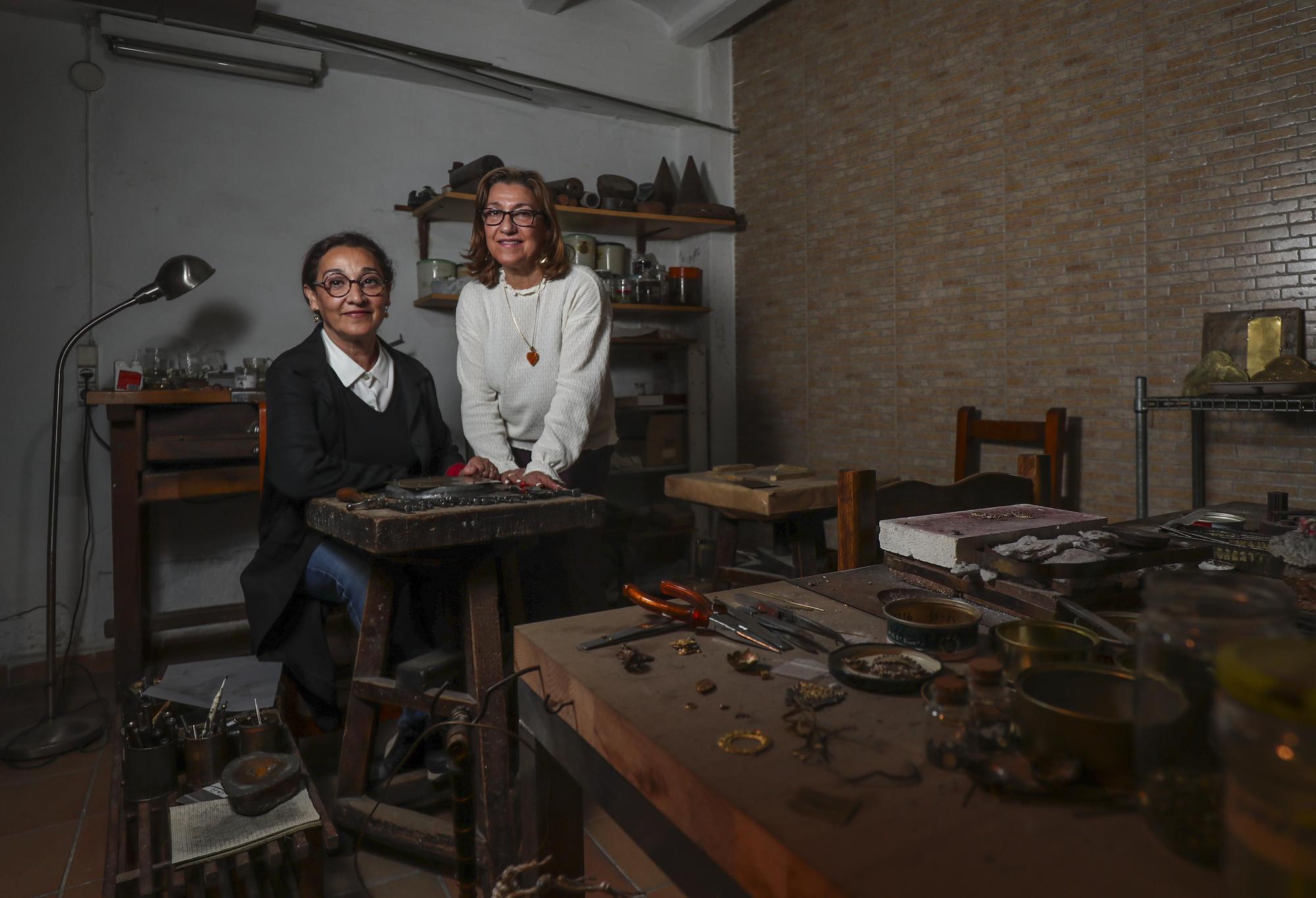 Carmen y Elena Santamaría, en el taller de Santamaría Orfebres