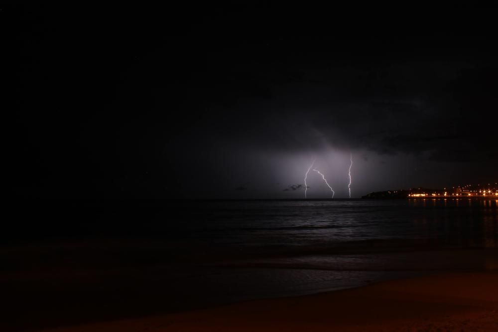 Las imágenes de los rayos que cayeron ayer en la costa de Gijón.