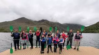 El embalse de Tanes, en Caso, recibe a los primeros turistas en kayak tras 20 años de espera: "Espero que venga mucha gente a conocerlo"