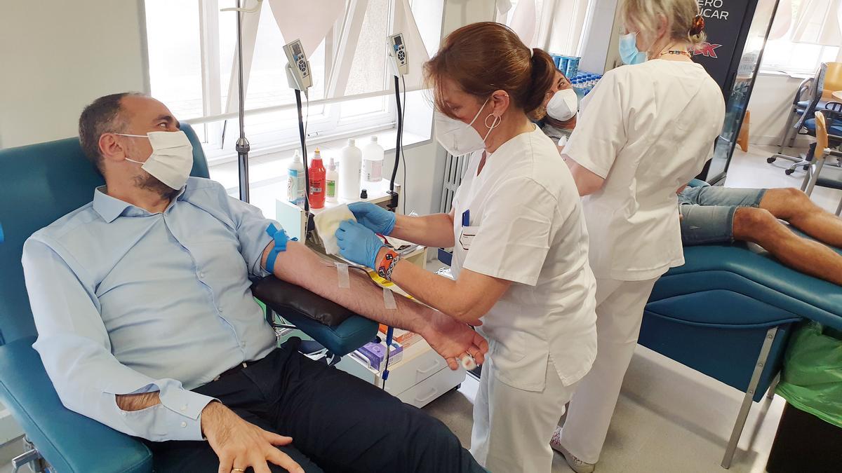 El conselleiro Comesaña dona sangre en el Hospital Nicolás Peña, enVigo.