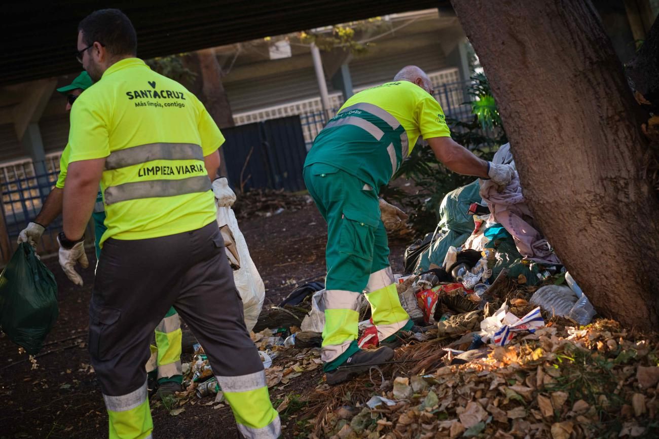 Operativo de limpieza debajo del puente de la piscina municipal de Santa Cruz