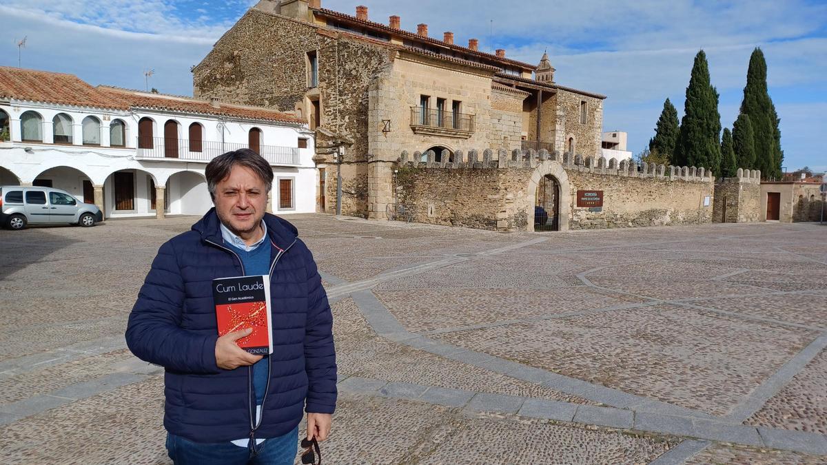 El profesor Leno, en la plaza Porticada de Garrovillas, su localidad natal.