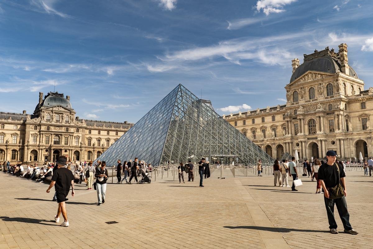 París, Francia, turistas se reúnen en la entrada del Museo del Louvre
