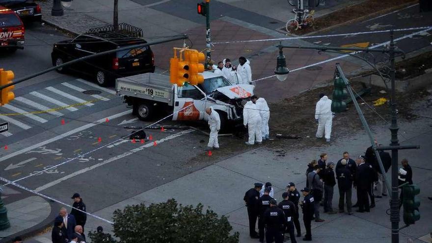 La furgoneta empleada por el terrorista, rodeada de agentes. // Reuters