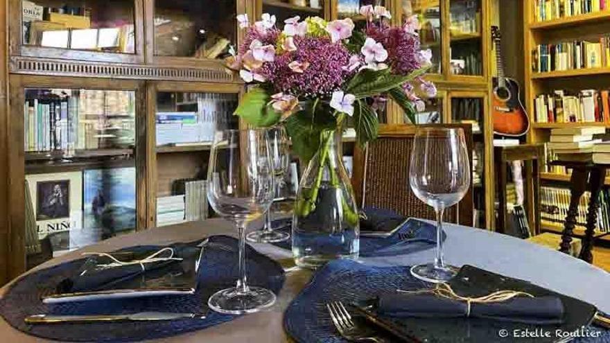 Una librería que también es taberna, el insólito negocio que triunfa en un pueblo asturiano que no llega a cien habitantes con fabes y libros