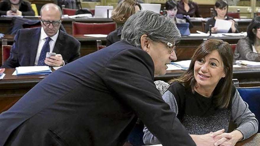 El vicepresidente del Parlament Vicenç Thomás conversa con la presidenta Armengol en un pleno.