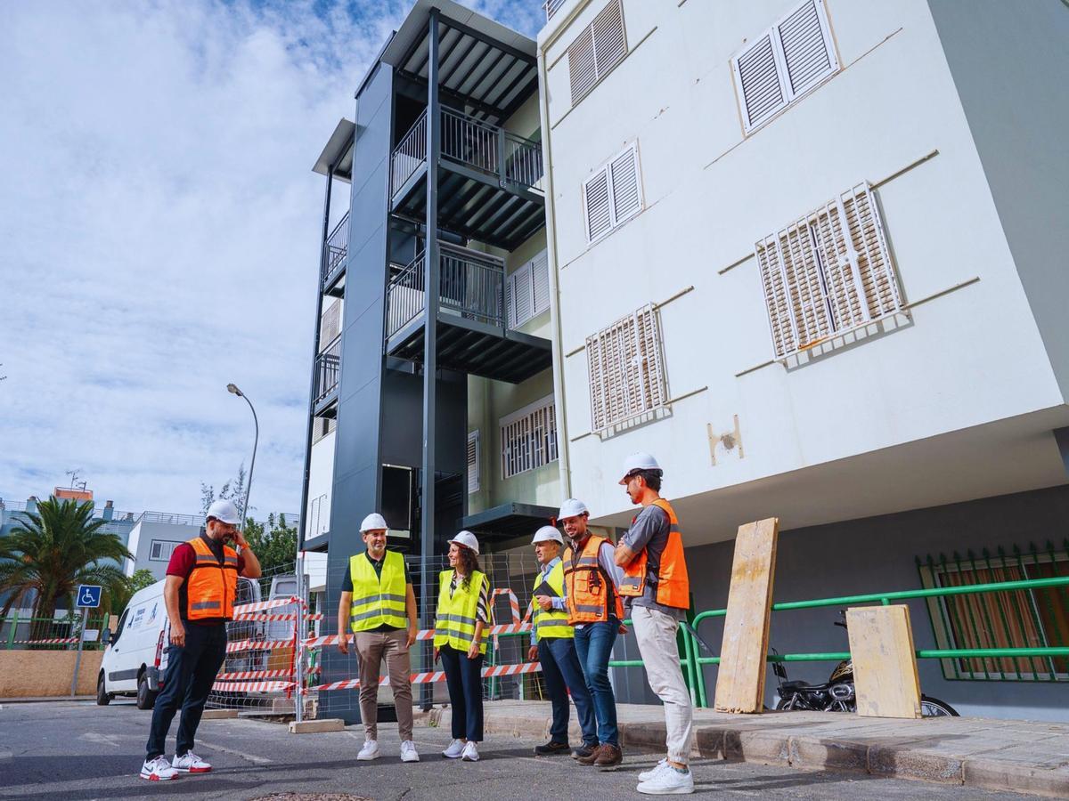 Imagen archivo del primer teniente de alcalde, Alejandro Marichal y la concejala de Vivienda, Lucía Jiménez, durante una visita a las obras de la urbanización La Paz.