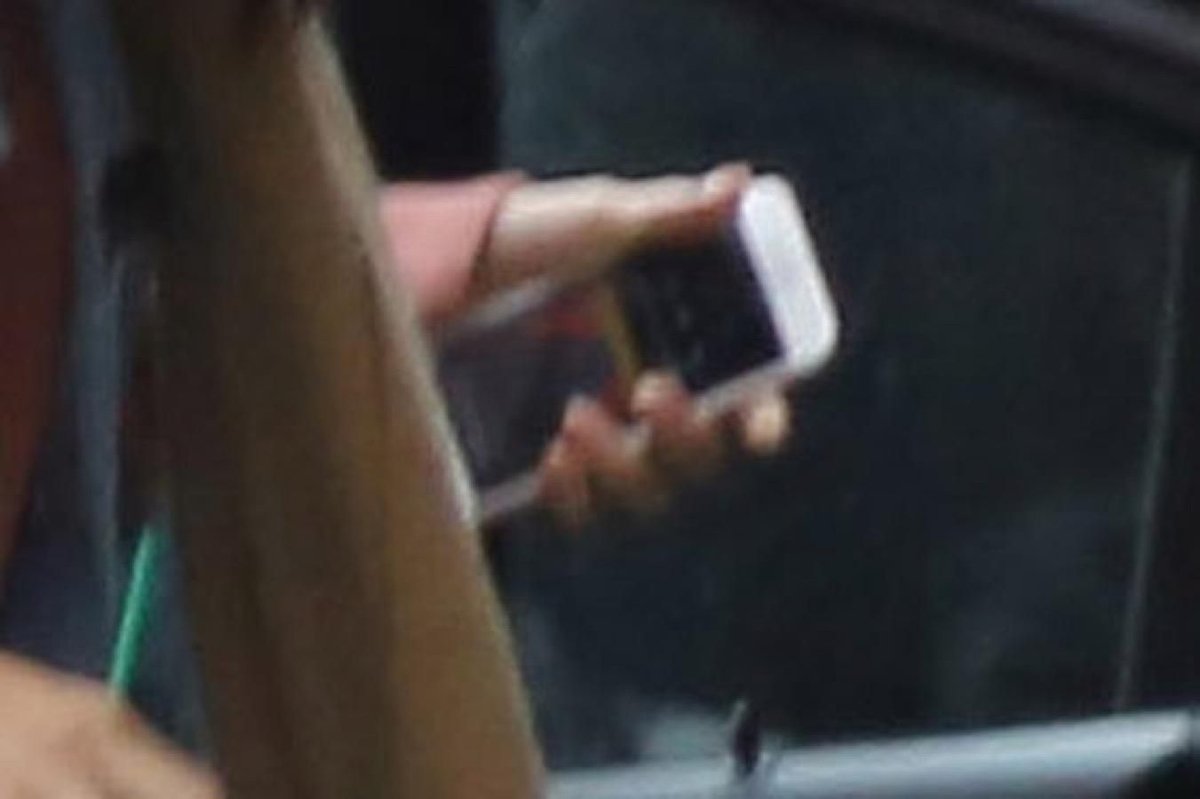 Selena Gómez con la foto de The Weeknd en la pantalla