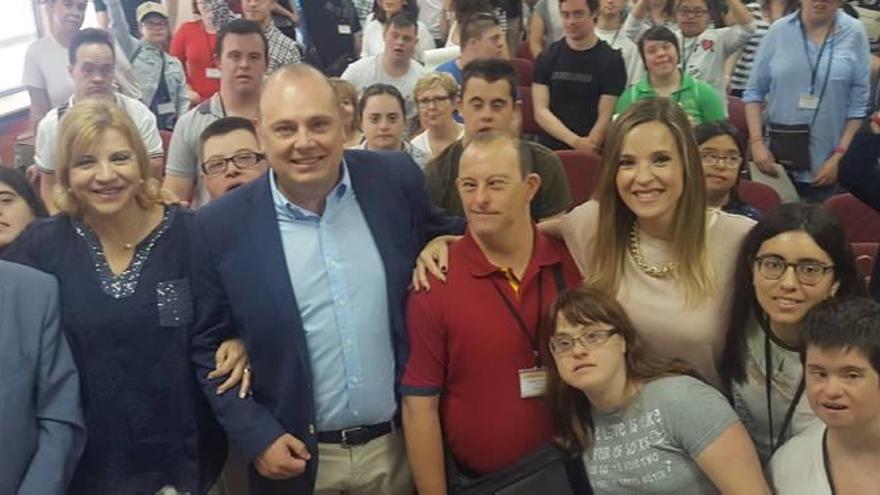 Foto de familia del III Encuentro Nacional de Jóvenes Down.