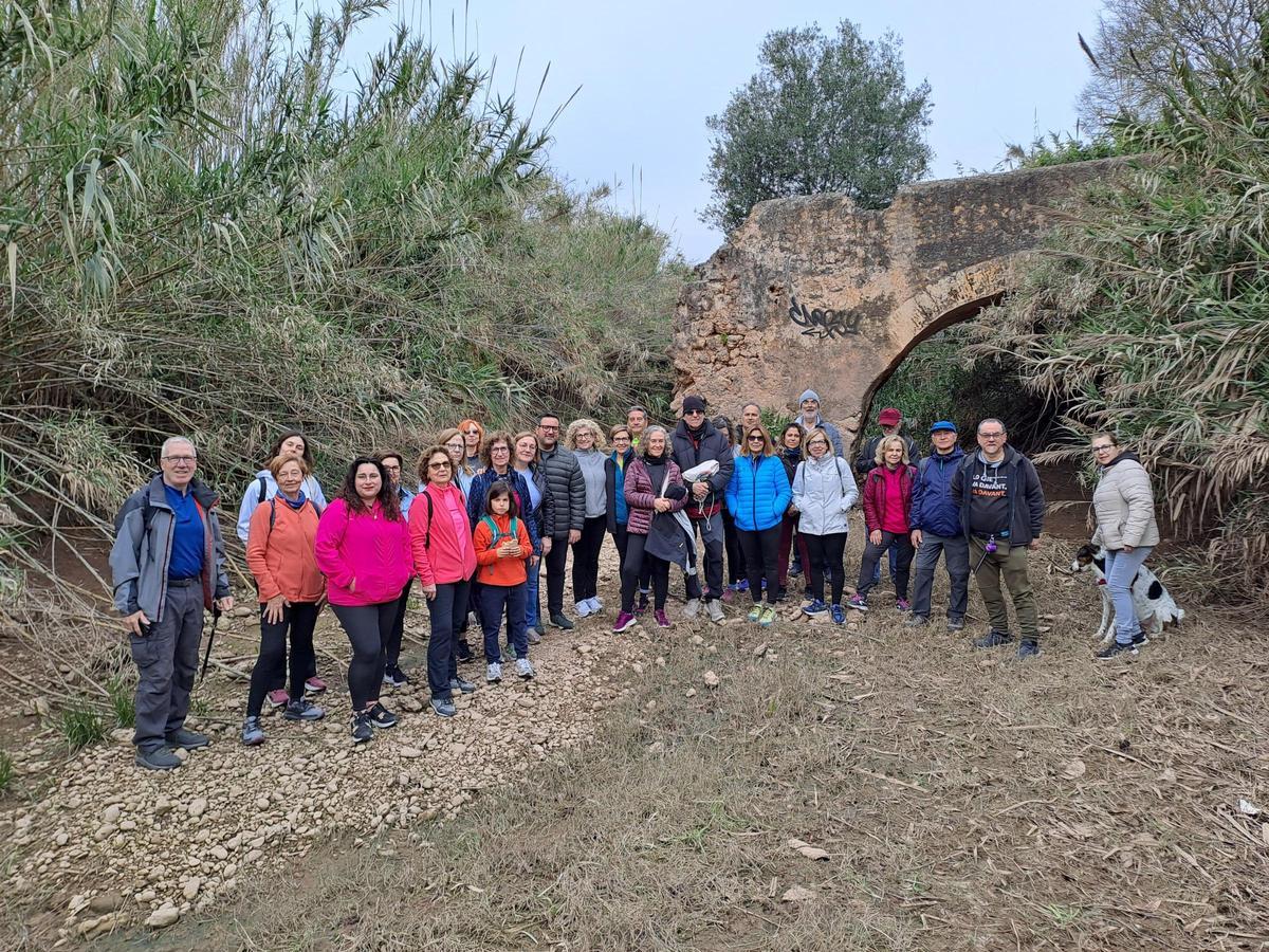 Grup de participants en un dels punts del recorregut per la Séquia Major.