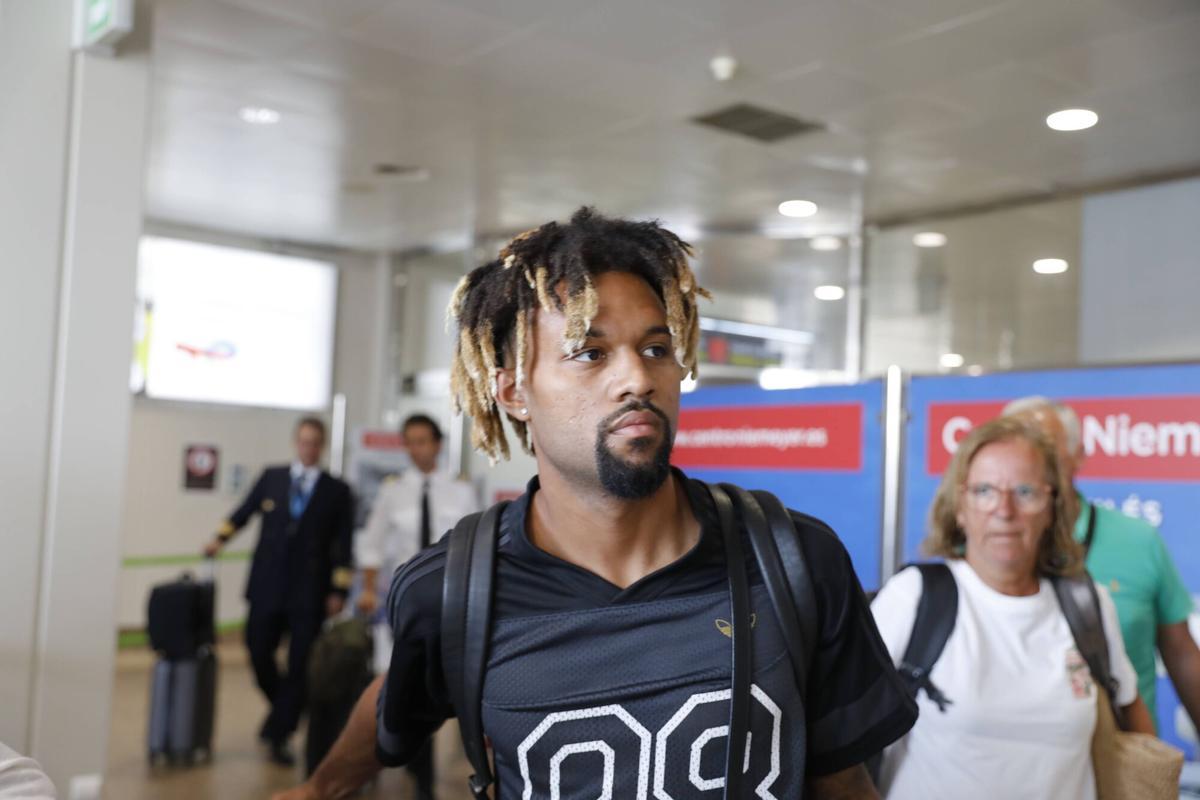 EN IMÁGENES: La llegada de Konrad de la Fuente, nuevo fichaje del Sporting de Gijón, a Asturias EN IMÁGENES: La llegada de Konrad de la Fuente, nuevo fichaje del Sporting de Gijón, a Asturias