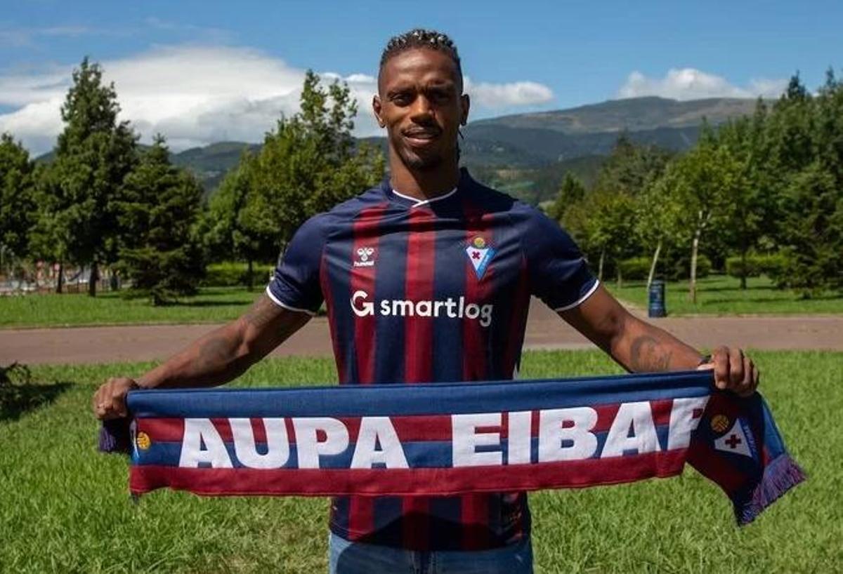 El central, en julio pasado en su presentación con el Eibar.