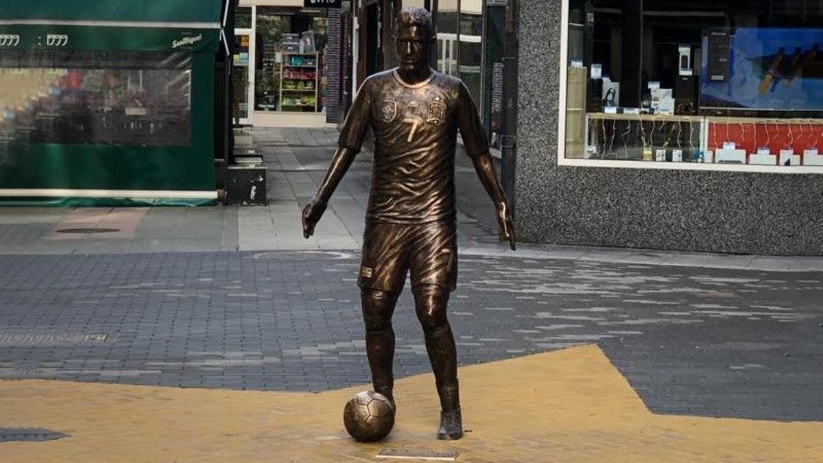 La estatua de Villla, ya con el balón