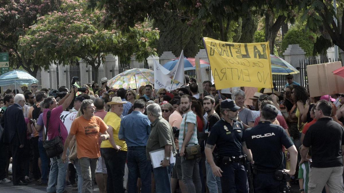 Protesta del colectivo de Ampas Escuela de Calor el pasado junio en el Parlamento de Andalucía. / Manuel Gómez