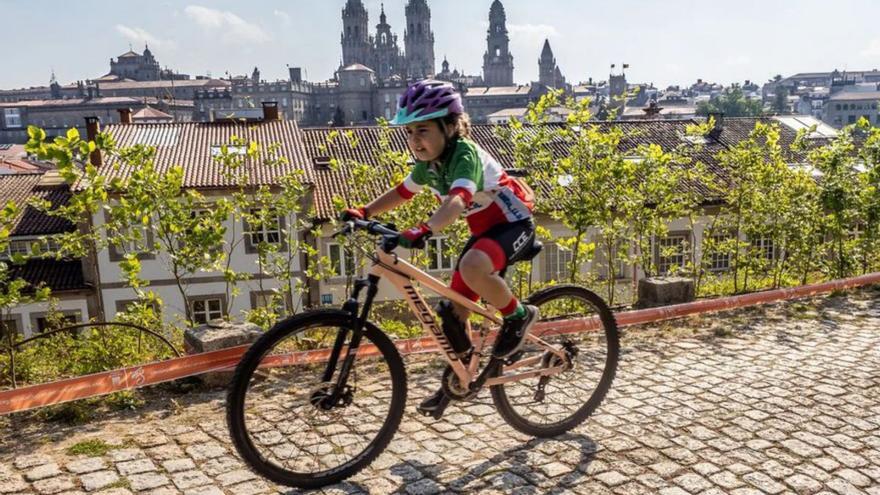 Unos de los ciclistas estradenses, durante la competición.