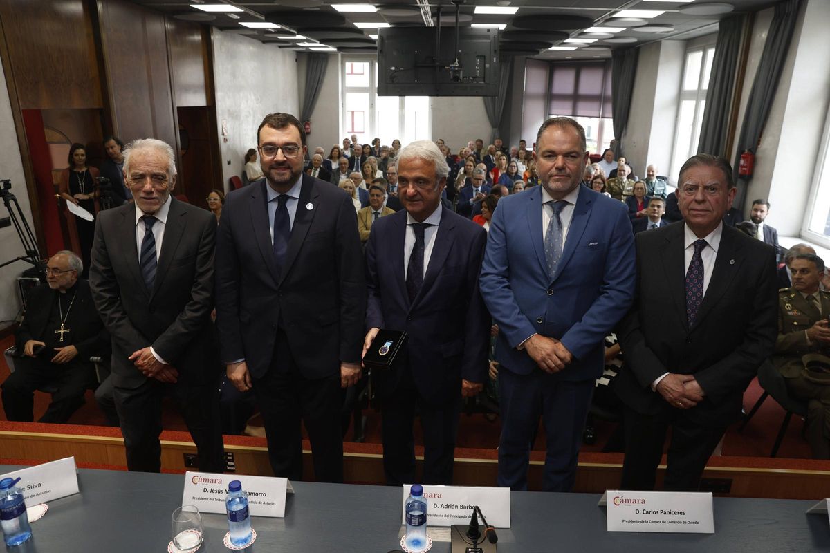 Pedro de Silva, Adrián Barbón, Jesús María Chamorro, Carlos Paniceres y Alfredo Canteli, al finalizar el acto.