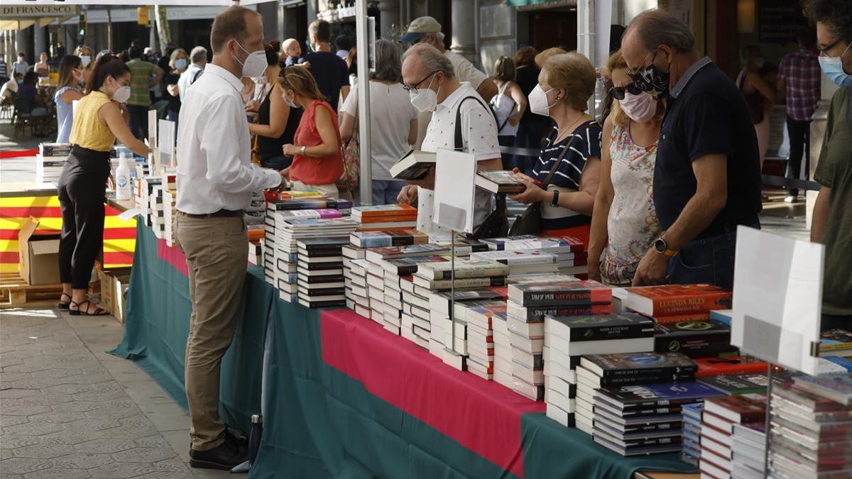 Barcelona 23 07 2020 Diada de Sant Jordi Libros y rosas en tiempos de coronavirus Covid-19 En la foto parada de libros de la Casa del Llibre de Passeig de Gracia Foto Ferran Nadeu