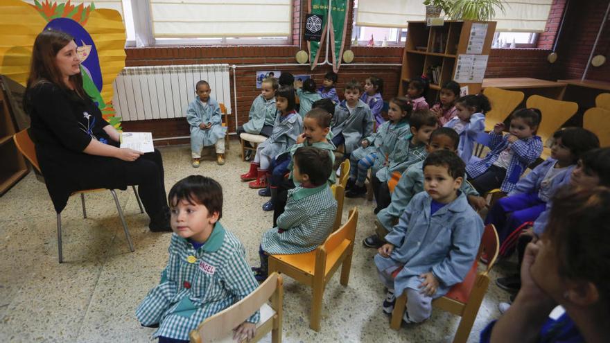 La madre de la pequeña Xana García, Alba Barón, narra el cuento &quot;El hada que no sabía volar&quot; a un grupo de escolares.