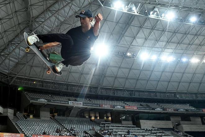 El español Danny Leon participa en una competencia de Open Street Senior Man Skateboard en los juegos World Roller en Barcelona.