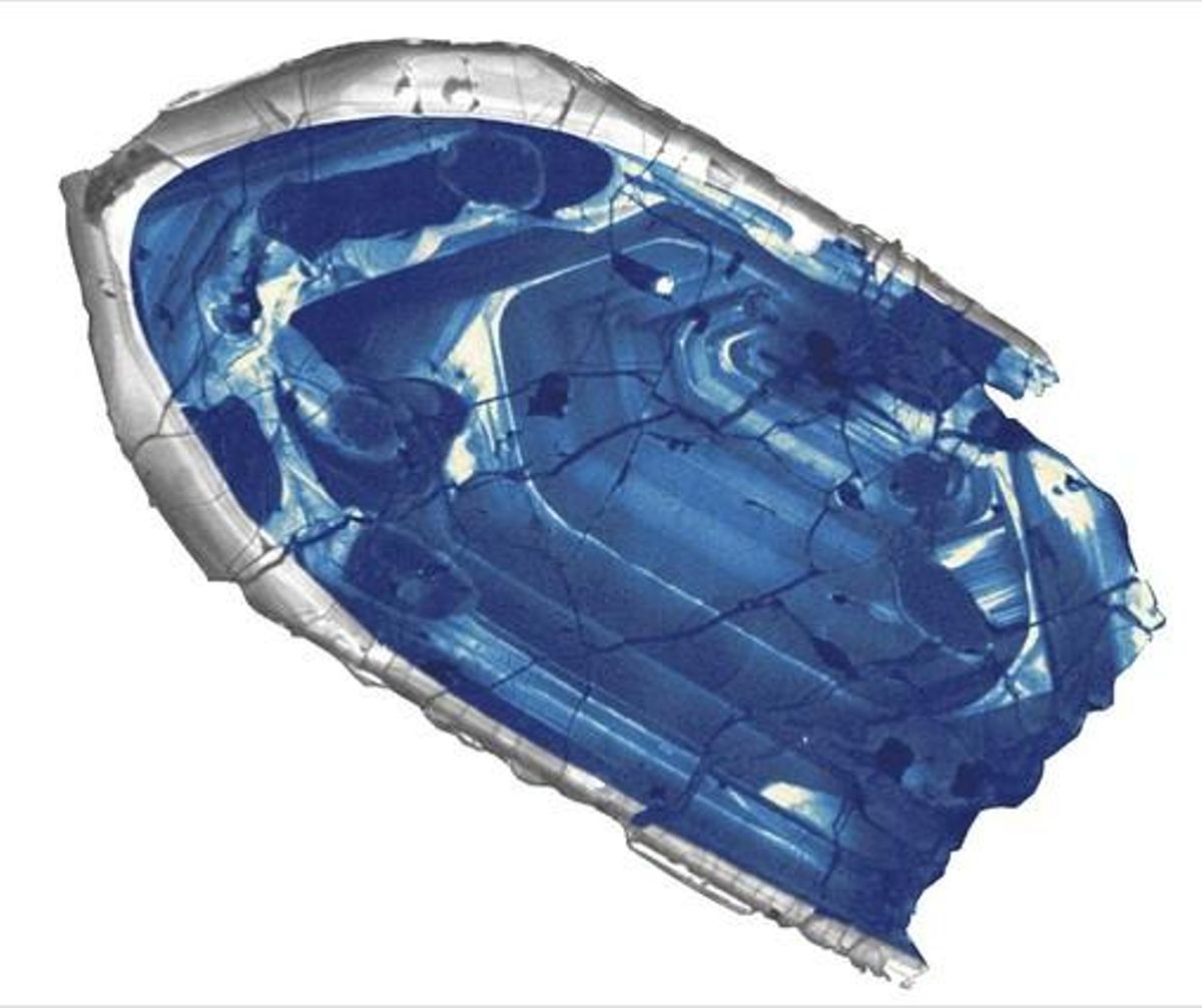 Visió ampliada del fragment de zircó de fa 4.400 milions d’anys trobat a Austràlia. Fa el doble que un cabell. Visió ampliada del fragment de zircó de fa 4.400 milions d’anys trobat a Austràlia. Fa el doble que un cabell.