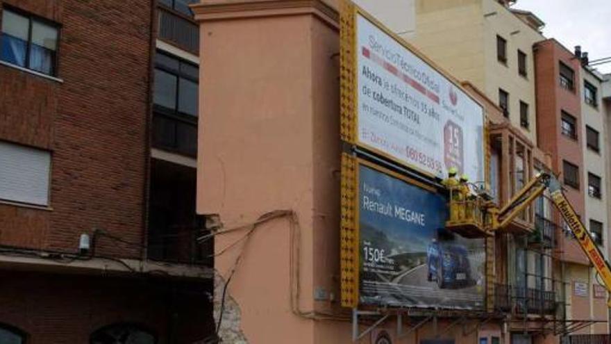 Retirada de vallas publicitarias en el edificio derrumbado en la plaza de la Puentica.