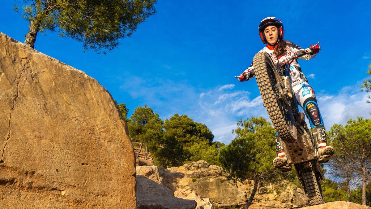 Maria López del Rio, pilot de trial: l’equilibri entre la moto i l’obstacle