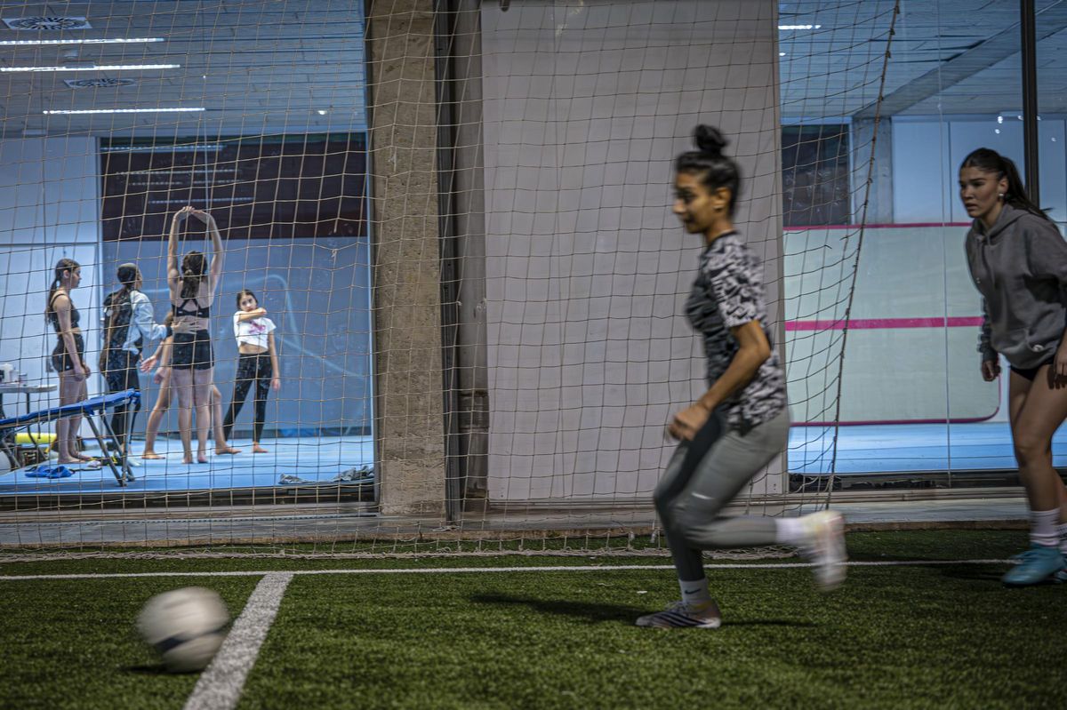 Entrenamiento del primer equipo de fútbol femenino que se crea en el barrio de La Mina