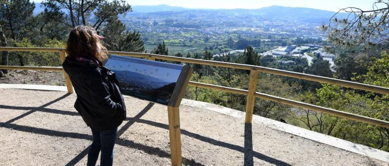 Una joven disfruta de las vistas el parque forestal de A Tomba. | // G.S.