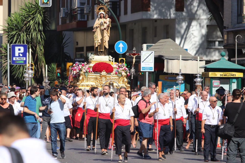 La procesión de la Virgen del Carmen por las calles de El Palo.